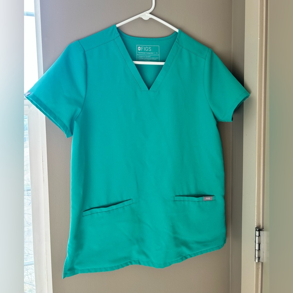 FIGS- Casma Three-pocket Scrub Top Surgical Green